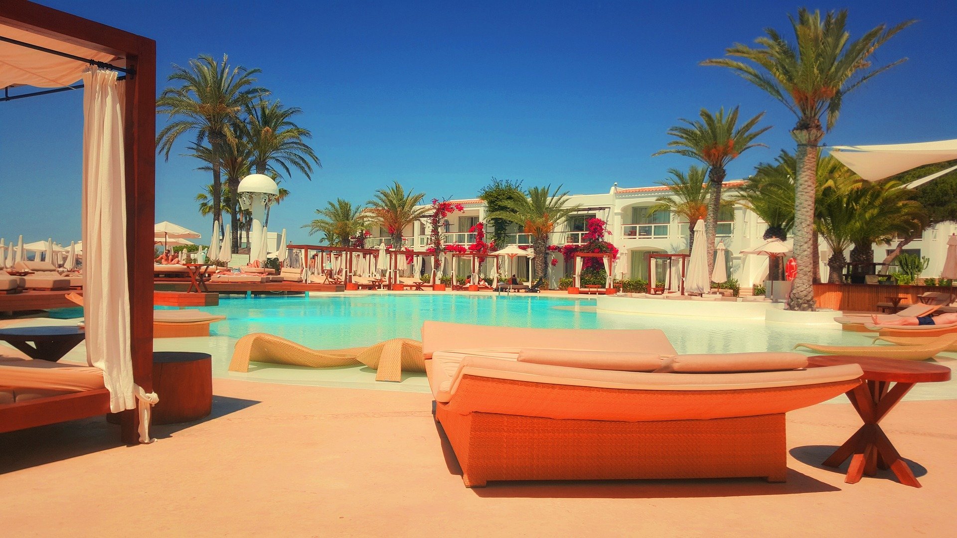 resort-918952_1920